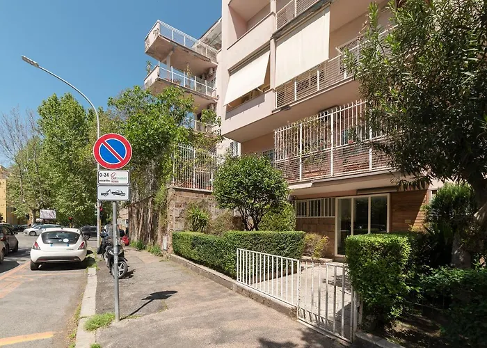 Guesthost - Sunny Terrace Apt In Piazza Bologna