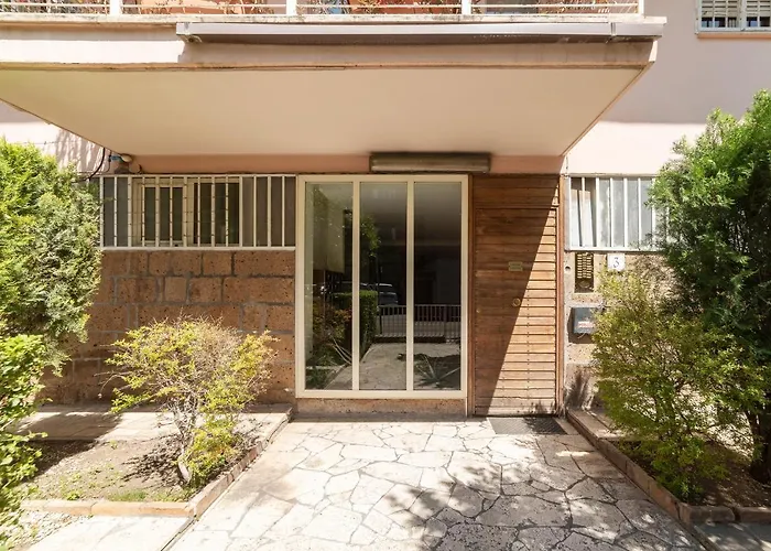 Guesthost - Sunny Terrace Apt In Piazza Bologna